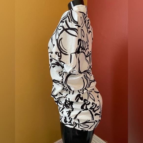 Women's Black & White
Geometric Blouse (4) - Picture 2 of 3